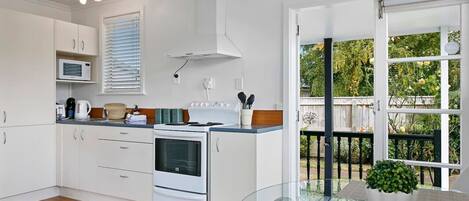 Réfrigérateur, micro-ondes, four, cafetière/bouilloire