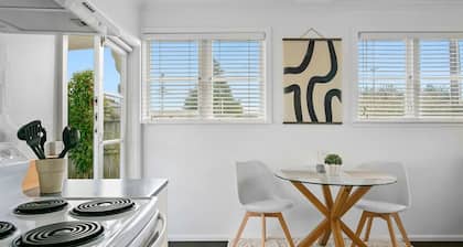 Wanderlust Retreat - easy access to everything at this quaint and romantic little cottage