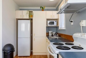 Refrigerador, microondas, horno y cafetera y tetera 