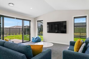 Smart TV, table tennis, stereo