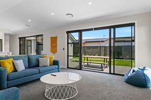 Smart TV, ping pong, stereo - Wharewaka Escape | Modern 3BR Family Home Near Lake & Shops (Taupō)
