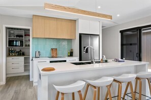 Fridge, microwave, oven, stovetop - Wharewaka Escape | Modern 3BR Family Home Near Lake & Shops (Taupō)