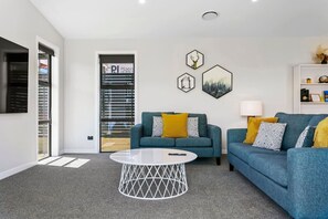 Smart TV, table tennis, stereo - Wharewaka Escape | Modern 3BR Family Home Near Lake & Shops (Taupō)