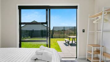 3 bedrooms, desk, iron/ironing board, free WiFi