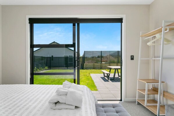 3 bedrooms, desk, iron/ironing board, free WiFi - Wharewaka Escape | Modern 3BR Family Home Near Lake & Shops (Taupō)