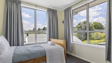 4 bedrooms, iron/ironing board, free WiFi, bed sheets