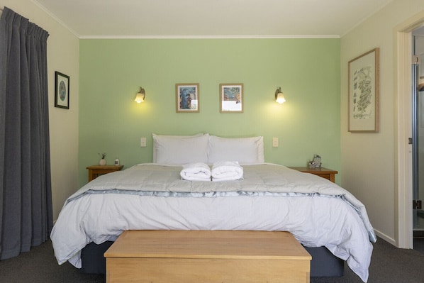 4 bedrooms, iron/ironing board, free WiFi, bed sheets