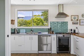 Réfrigérateur, plaque de cuisson, lave-vaisselle, cafetière/bouilloire