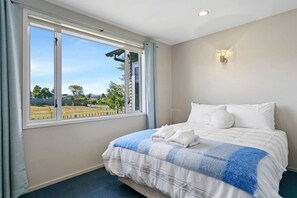 4 bedrooms, iron/ironing board, WiFi