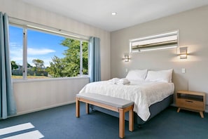 4 bedrooms, iron/ironing board, WiFi - Huia Heights - New and Modern BnB (Taupō)