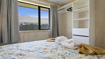 4 bedrooms, iron/ironing board, free WiFi, bed sheets