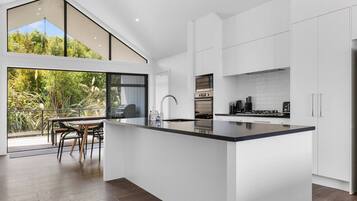 Fridge, oven, dishwasher, coffee/tea maker