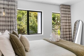 3 bedrooms, iron/ironing board, free WiFi, bed sheets - Blue Dun Retreat | Relaxing, Modern Getaway Near Lake & Town (Taupō)