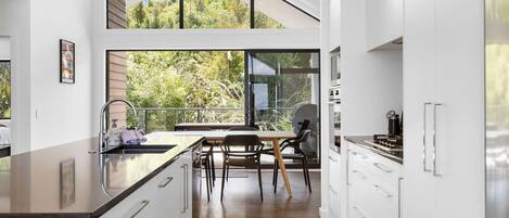 Een koelkast, een oven, een vaatwasser, een koffiezetapparaat/waterkoker