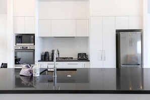 Fridge, oven, dishwasher, coffee/tea maker - Blue Dun Retreat | Relaxing, Modern Getaway Near Lake & Town (Taupō)