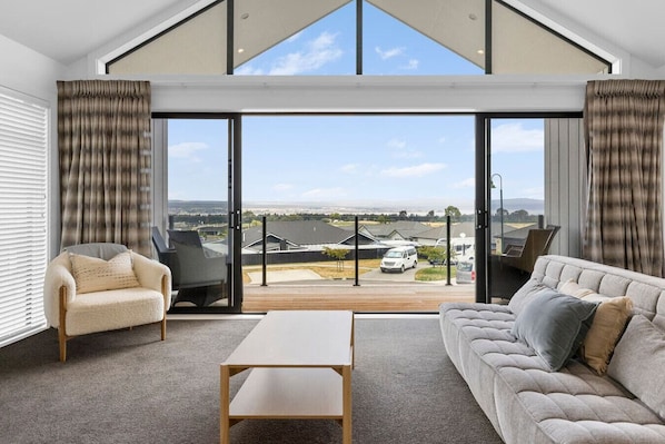 Smart TV - Blue Dun Retreat | Relaxing, Modern Getaway Near Lake & Town (Taupō)