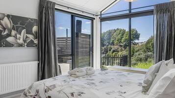 4 bedrooms, iron/ironing board, free WiFi, bed sheets