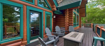 UpNorth Chalet: Hot Tub, Game Room & Sauna