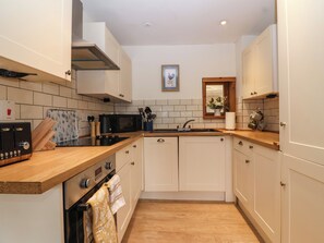 Dishwasher, cookware/dishes/utensils - Triumph Cottage (Chipping Norton)