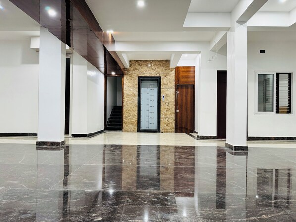 Interior - MTR PEARL (Sira)