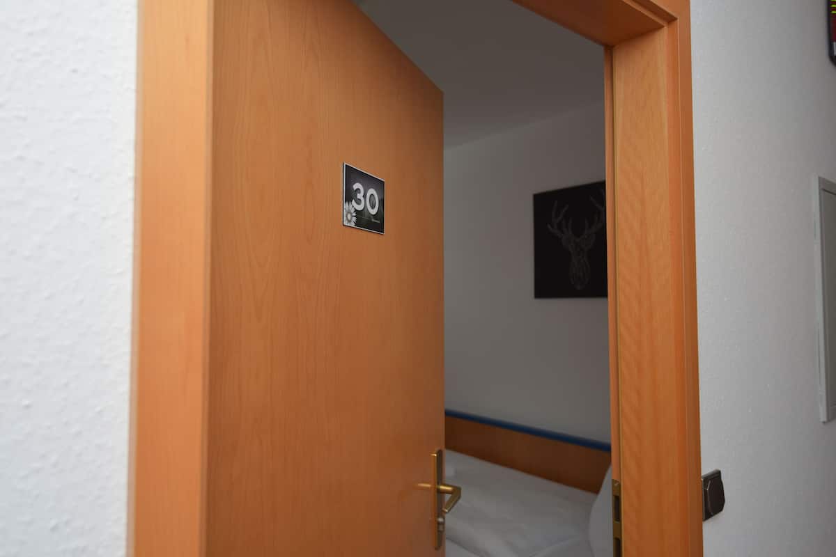 Habitación individual estándar, baño privado, vistas al complejo turístico | Ropa de cama de alta calidad y escritorio