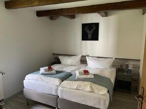 Familiesuite, 2 soverom, privat bad, hageutsikt | Sengetøy av topp kvalitet, individuelt dekorert og individuelt innredet