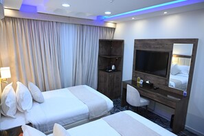 Habitación con 2 camas individuales | 1 dormitorio, caja fuerte, escritorio