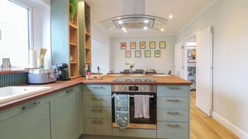 Cottage | Private kitchen | Dishwasher, cookware/dishes/utensils