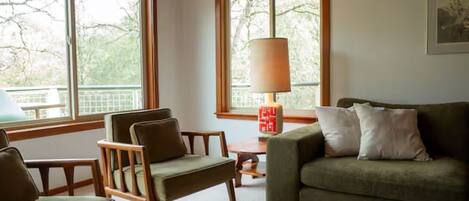 Smart TV, books, stereo