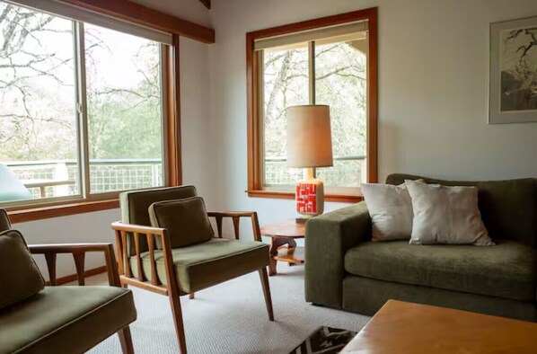 TV connectée, livres, chaîne hi-fi