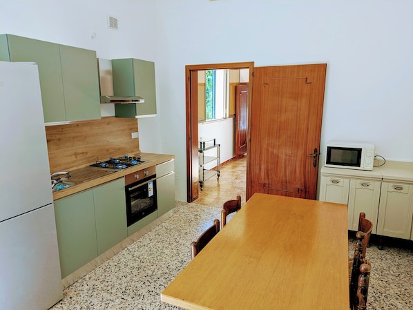 Kühlschrank, Mikrowelle, Ofen, Wasserkocher mit Kaffee-/Teezubehör