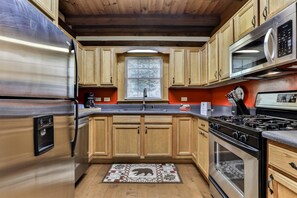 Fridge, oven, stovetop, dishwasher