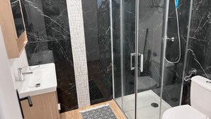 A modern bathroom with a glass-enclosed shower, a white sink, and a toilet. - Fully-equipped studio just a stone's throw from the Château de Lunéville (Lunéville)