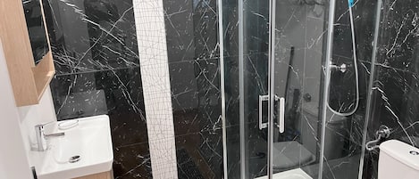 SĂšche-cheveux, savon, papier toilette