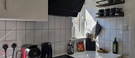 Kühlschrank, Ofen, Herdplatte, Wasserkocher mit Kaffee-/Teezubehör