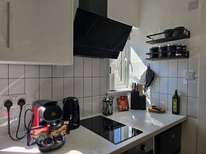 Geladeira, fogão, cooktop, cafeteira/chaleira