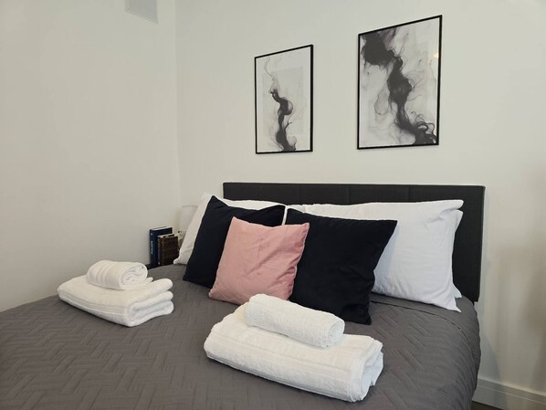 1 chambre, fer et planche à repasser, accès à Internet, literie fournie