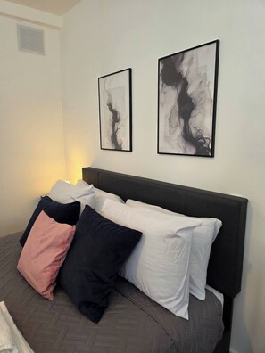 1 slaapkamer, een strijkplank/strijkijzer, internet, beddengoed
