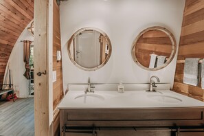 Een douche, handdoeken