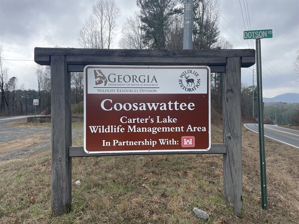 Tabella informativa per l'Area Faunistica di Coosawattchee, che indica una collaborazione con il Dipartimento delle Risorse Naturali e il Restauro della Fauna selvatica della Georgia.