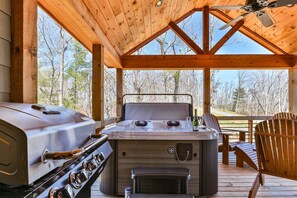 Outdoor spa tub - Fireside Chalet | Ellijay, GA (Ellijay)