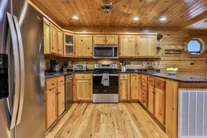 Fridge, microwave, oven, stovetop - Byrdhouse On Lake Blue Ridge | Blue Ridge, GA (Blue Ridge)