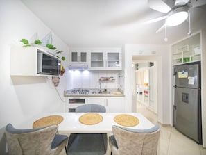 Fridge, microwave, stovetop, coffee/tea maker - Central 1BR APT - 1 minute Walking from Rumba (Sosúa)