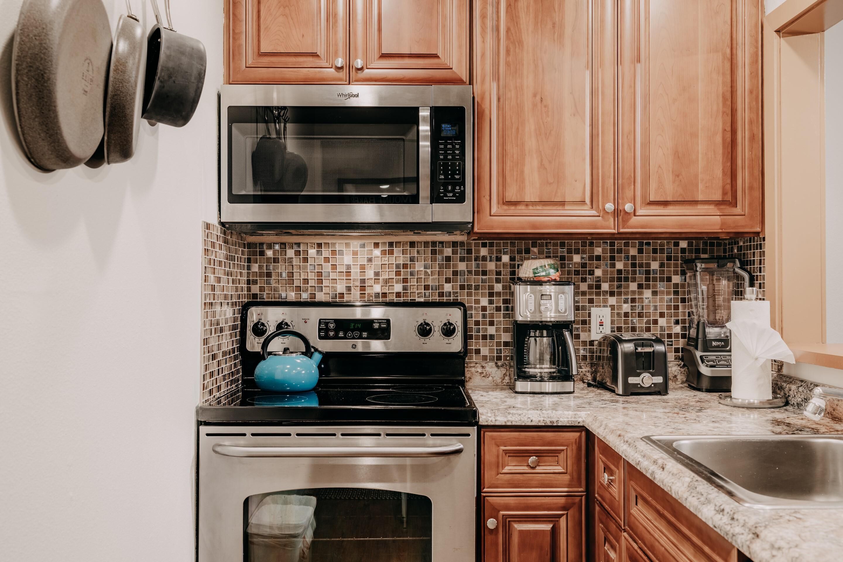 Kjøleskap, mikrobølgeovn, ovn og kokeplater