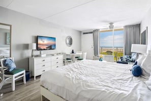 Tabla de planchar con plancha, wifi gratis y ropa de cama