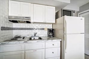 Refrigerador, cafetera/tetera, licuadora