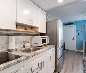 Fridge, coffee/tea maker, blender