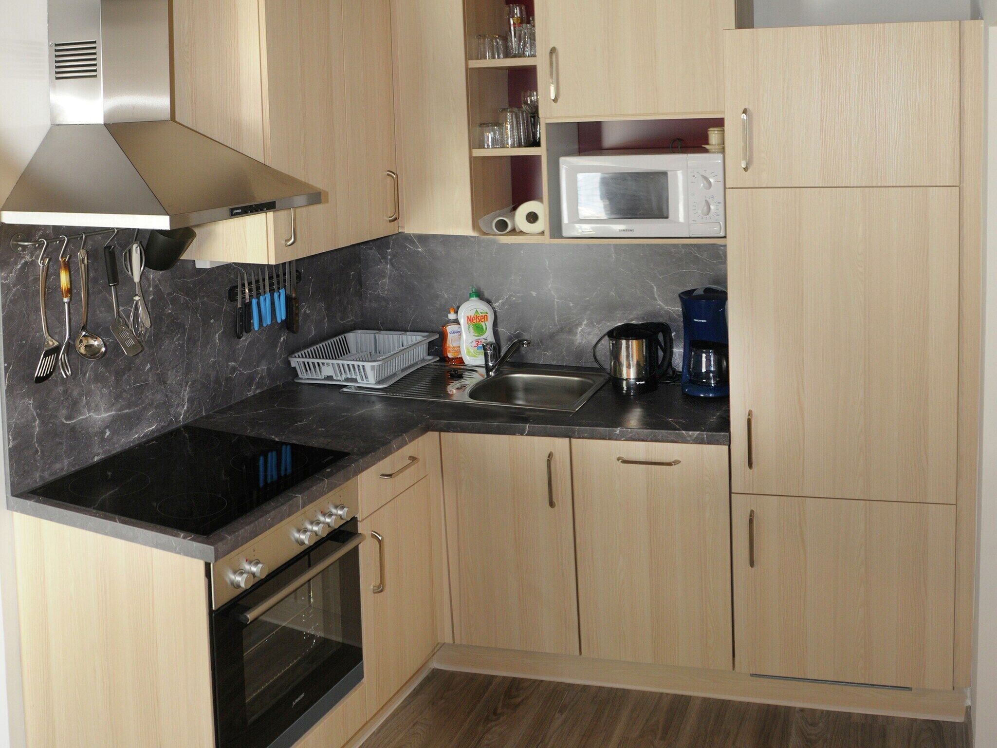 Frigorifero, microonde, forno, piano cottura