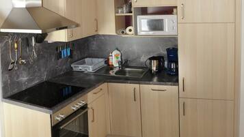 Frigorifero, microonde, forno, piano cottura