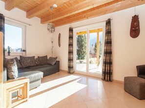 Tv, eldstad och dvd-spelare